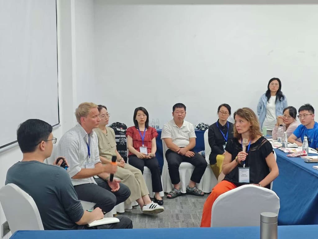 Trainer presenting to an attentive audience during a psychotherapy training session